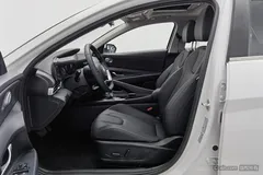 2023 Hyundai Elantra 1.5L CVT LUX Premium, белый — фото 13
