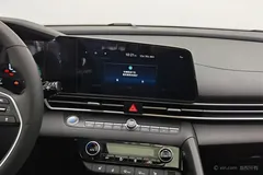 2023 Hyundai Elantra 1.5L CVT LUX Premium, белый — фото 16