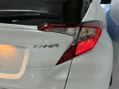2022 Toyota C-HR 2.0L Leading, белый — фото 5