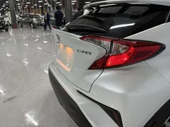 2022 Toyota C-HR 2.0L Leading, белый — фото 6