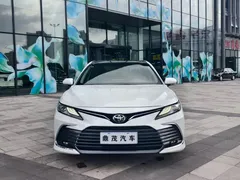 2021 Toyota Camry 2.5G Luxury, белый — фото 2