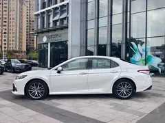 2021 Toyota Camry 2.5G Luxury, белый — фото 3