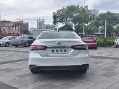 2021 Toyota Camry 2.5G Luxury, белый — фото 4