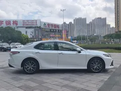 2021 Toyota Camry 2.5G Luxury, белый — фото 5