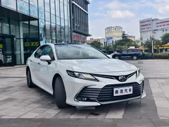 2021 Toyota Camry 2.5G Luxury, белый — фото 8