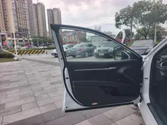 2021 Toyota Camry 2.5G Luxury, белый — фото 9