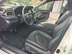 2021 Toyota Camry 2.5G Luxury, белый — фото 10