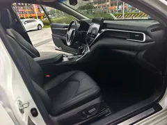 2021 Toyota Camry 2.5G Luxury, белый — фото 12