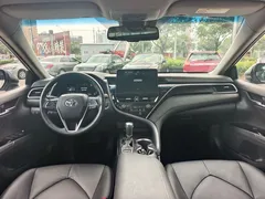 2021 Toyota Camry 2.5G Luxury, белый — фото 15