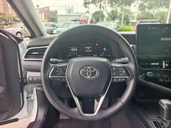 2021 Toyota Camry 2.5G Luxury, белый — фото 16