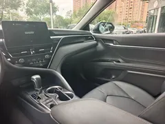 2021 Toyota Camry 2.5G Luxury, белый — фото 18