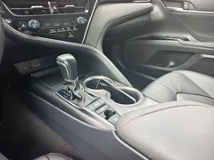 2021 Toyota Camry 2.5G Luxury, белый — фото 19