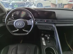 2021 Hyundai Elantra 1.5L CVT LUX Premium, белый — фото 11