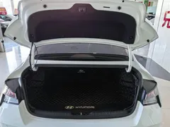 2021 Hyundai Elantra 1.5L CVT LUX Premium, белый — фото 13
