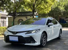 2021 Toyota Camry 2.5G Luxury, белый — фото 1