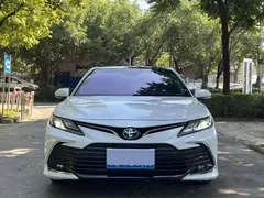 2021 Toyota Camry 2.5G Luxury, белый — фото 2