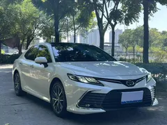 2021 Toyota Camry 2.5G Luxury, белый — фото 3