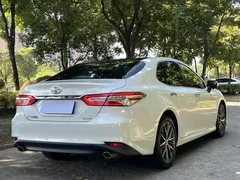 2021 Toyota Camry 2.5G Luxury, белый — фото 4