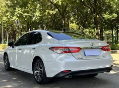 2021 Toyota Camry 2.5G Luxury, белый — фото 5