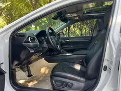 2021 Toyota Camry 2.5G Luxury, белый — фото 9