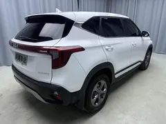 2023 Kia Seltos 1.5L IVT Comfort, белый — фото 3