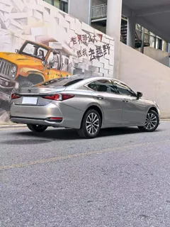 2022 Lexus ES 200 Excellence — фото 3