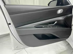 2022 Hyundai Elantra 1.5L CVT Flagship TOP, белый — фото 11