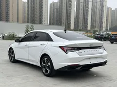 2022 Hyundai Elantra 1.5L CVT LUX Premium, белый — фото 4
