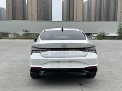 2022 Hyundai Elantra 1.5L CVT LUX Premium, белый — фото 5