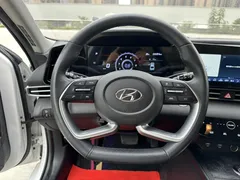 2022 Hyundai Elantra 1.5L CVT LUX Premium, белый — фото 11
