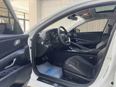 2022 Hyundai Elantra 1.5L CVT LUX Premium, белый — фото 7