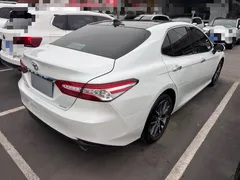 2022 Toyota Camry 2.5G Luxury, белый — фото 2