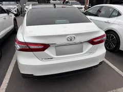 2022 Toyota Camry 2.5G Luxury, белый — фото 3