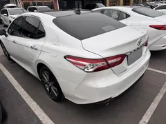 2022 Toyota Camry 2.5G Luxury, белый — фото 4