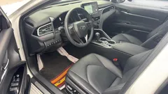 2022 Toyota Camry 2.5G Luxury, белый — фото 5