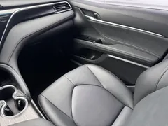 2022 Toyota Camry 2.5G Luxury, белый — фото 12