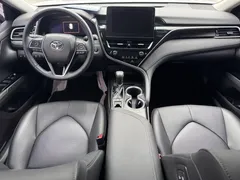 2022 Toyota Camry 2.5G Luxury, белый — фото 14