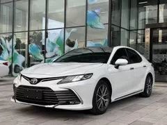 2023 Toyota Camry 2.5G Luxury, белый — фото 1