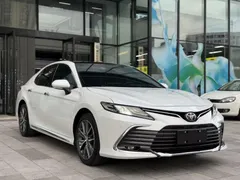 2023 Toyota Camry 2.5G Luxury, белый — фото 3