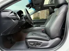 2023 Toyota Camry 2.5G Luxury, белый — фото 4