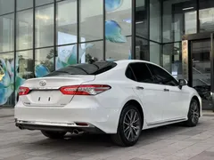 2023 Toyota Camry 2.5G Luxury, белый — фото 11