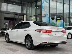 2023 Toyota Camry 2.5G Luxury, белый — фото 12