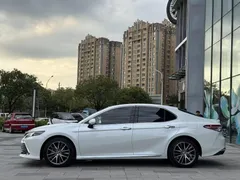 2023 Toyota Camry 2.5G Luxury, белый — фото 13