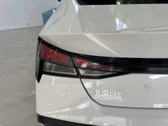 2023 Hyundai Elantra 1.5L CVT GLS Leading, белый — фото 5