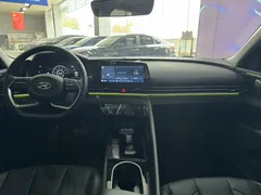 2022 Hyundai Elantra 1.5L CVT LUX Premium — фото 17