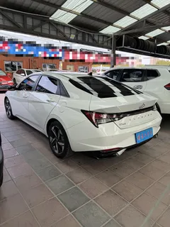 2022 Hyundai Elantra 1.5L CVT LUX Premium, белый — фото 4