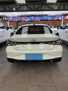 2022 Hyundai Elantra 1.5L CVT LUX Premium, белый — фото 5