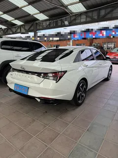 2022 Hyundai Elantra 1.5L CVT LUX Premium, белый — фото 6
