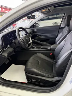 2022 Hyundai Elantra 1.5L CVT LUX Premium, белый — фото 7
