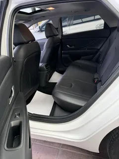 2022 Hyundai Elantra 1.5L CVT LUX Premium, белый — фото 9